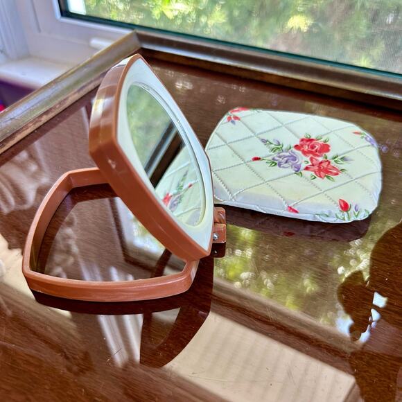 Vintage Folding Travel Mirror with Vinyl Floral Storage Pouch ￼ - Picture 6 of 14